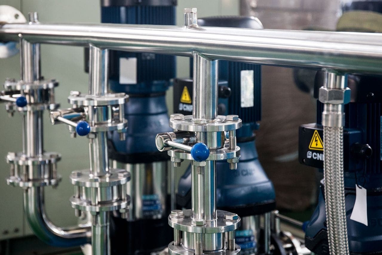 Rostfritt rör- och pumpmanifold i en industriell installation