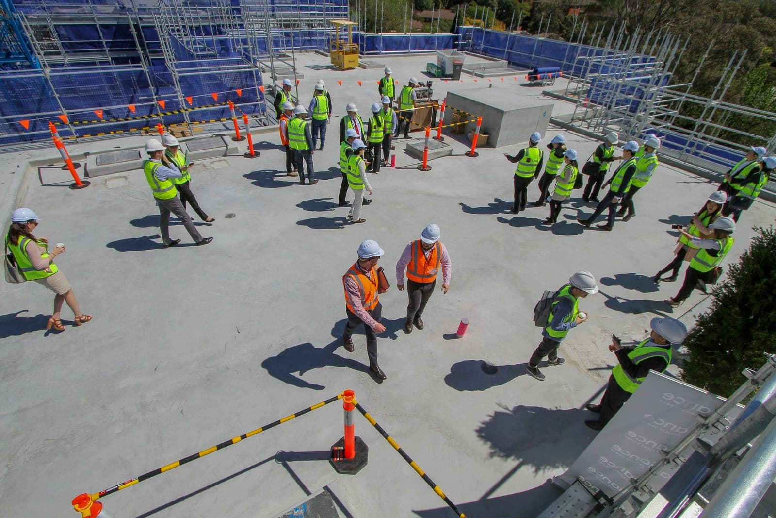 Ett arbetslag samlat för genomgång på en projektarbetsplats